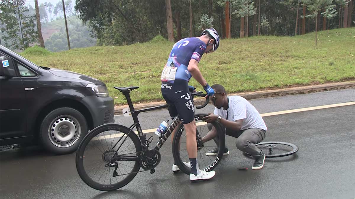 Vídeo: La odisea de Chris Froome con los frenos de disco en Ruanda
