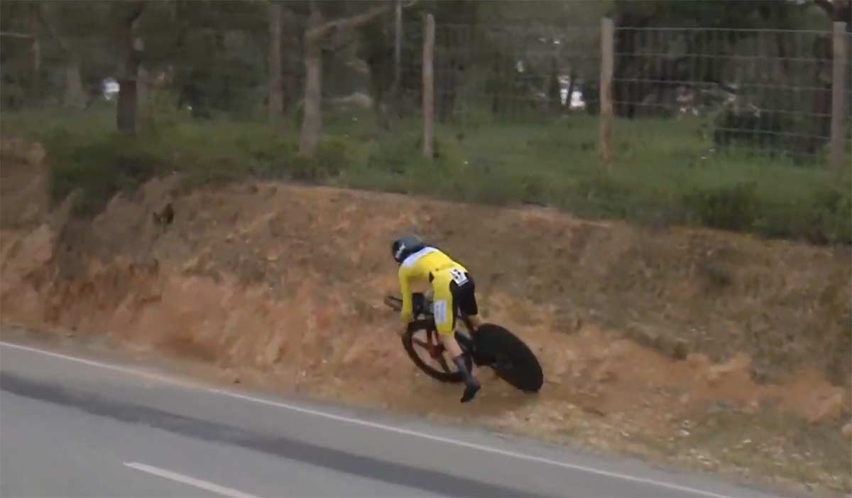video-Salvada-de-Tom-Pidcock-haciendo-un-allride-en-la-crono-de-la-volta-al-Algarve-2023