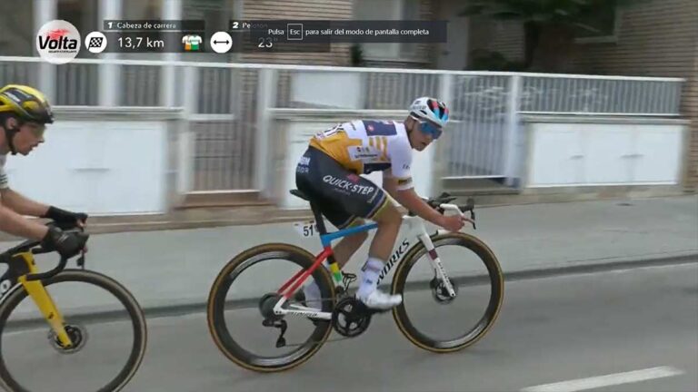 Video-Remco-Evenepoel-suplicando-a-Primoz-Roglic-que-pase-al-relevo-en-la-Volta