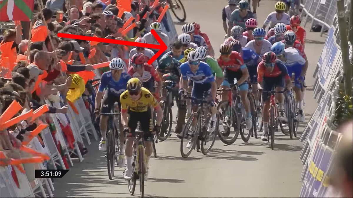 Que-hacia-un-mecanico-de-Shimano-dentro-de-las-vallas-publicitarias-en-la-Itzulia