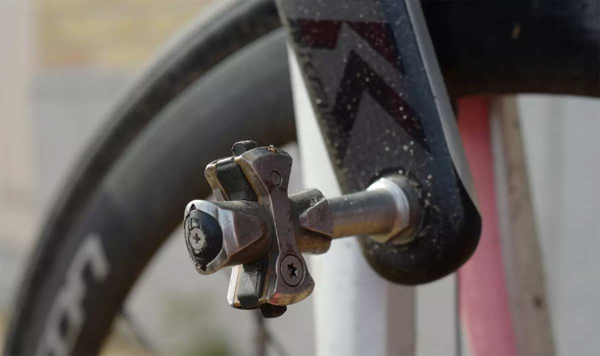 Unos pedales automáticos de 2004 modificados para la Paris-Roubaix 2023