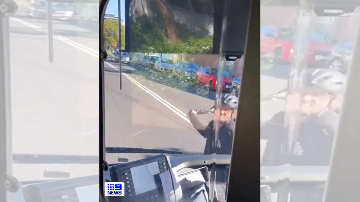 Video-Un-ciclista-se-lia-a-candadazos-contra-el-parabrisas-de-un-autobus