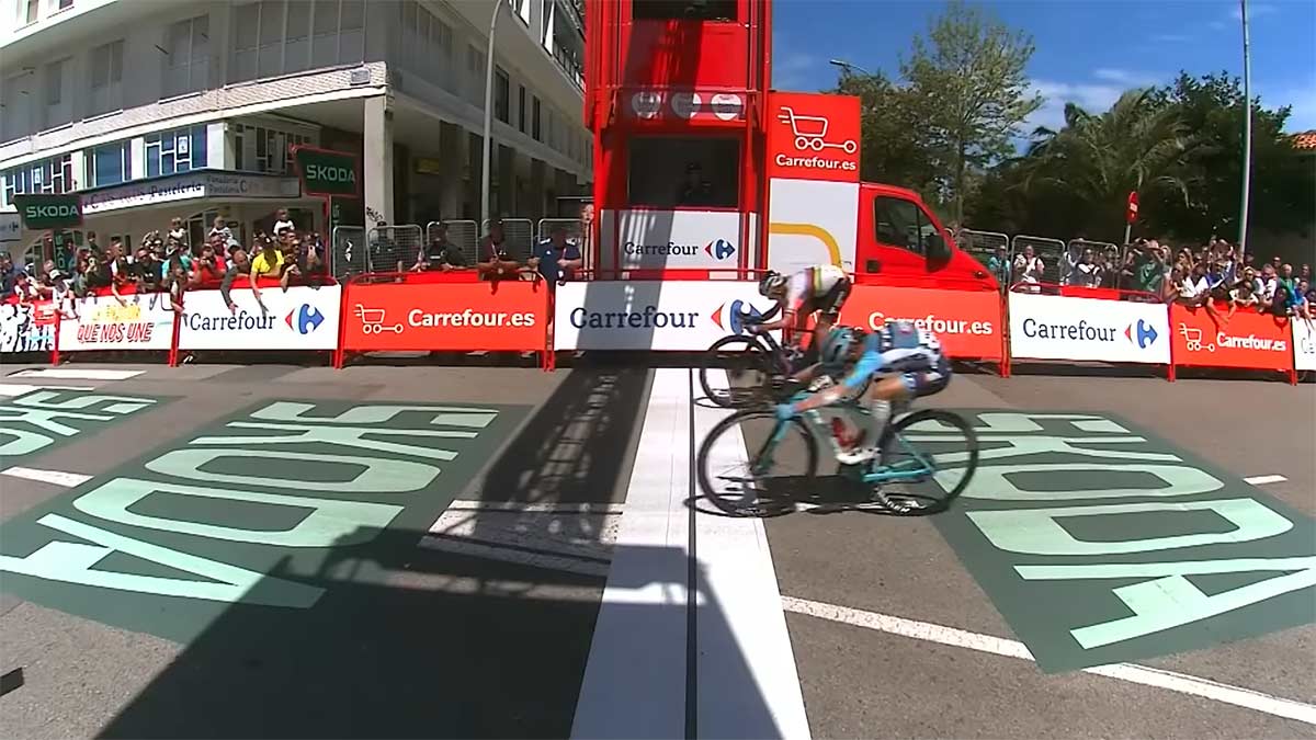 A-falta-de-Lagos-de-Covadonga,-Annemiek-van-Vleuten-se-viste-de-rojo