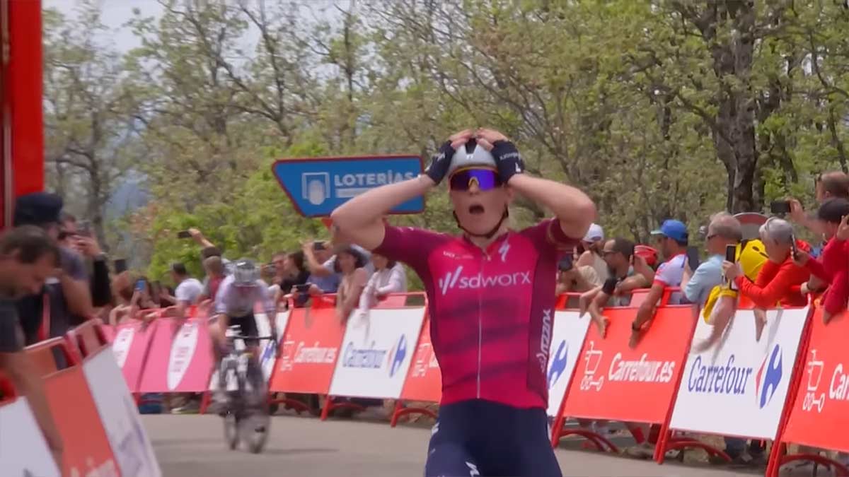 Marianne-Vos-pierde-el-liderato-y-Demi-Vollering-se-viste-de-rojo-en-La-Vuelta-Femenina-2023