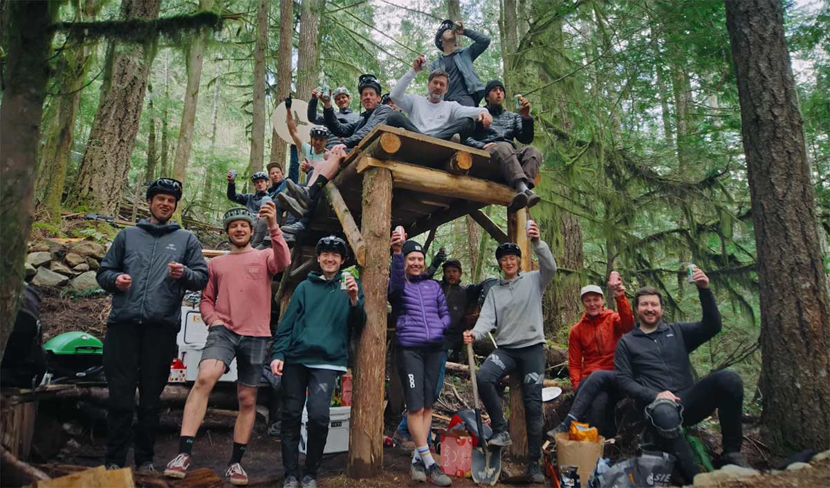 Airplane-mode-Modo-Avion-4-anos-2.500-horas-y-100-voluntarios-para-crear-esta-bajada-de-ensueno-en-Squamish