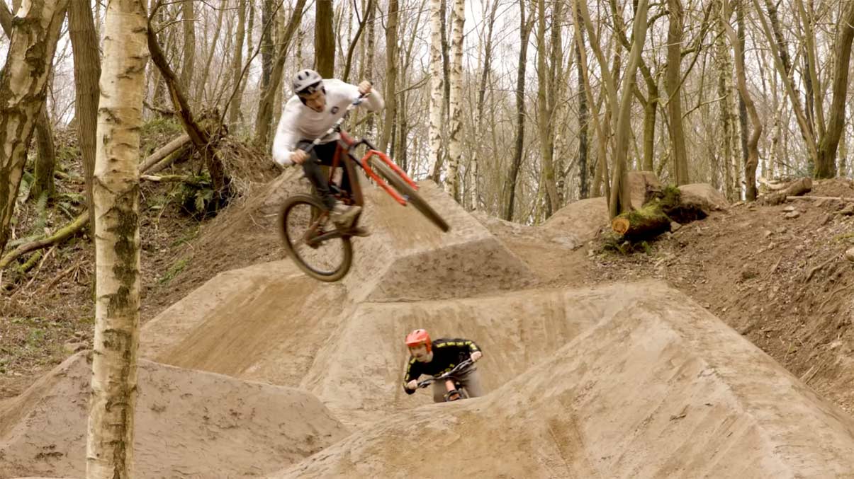 Video-Alla-donde-haya-un-campillo-hay-diversion-y-mas-si-es-uno-como-este-Josh-Lewis-y-James-Pettitt
