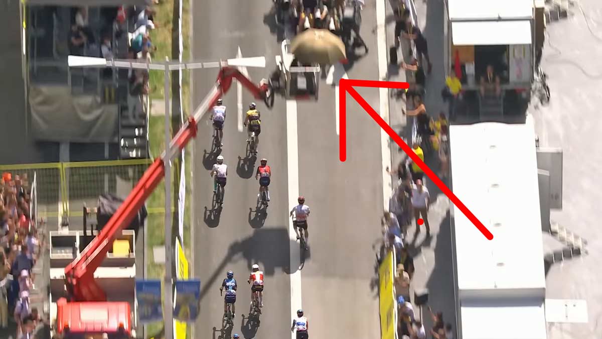 Cuando-prohibira-la-UCI-los-fotografos-en-la-linea-de-meta-en-las-competiciones-ciclistas