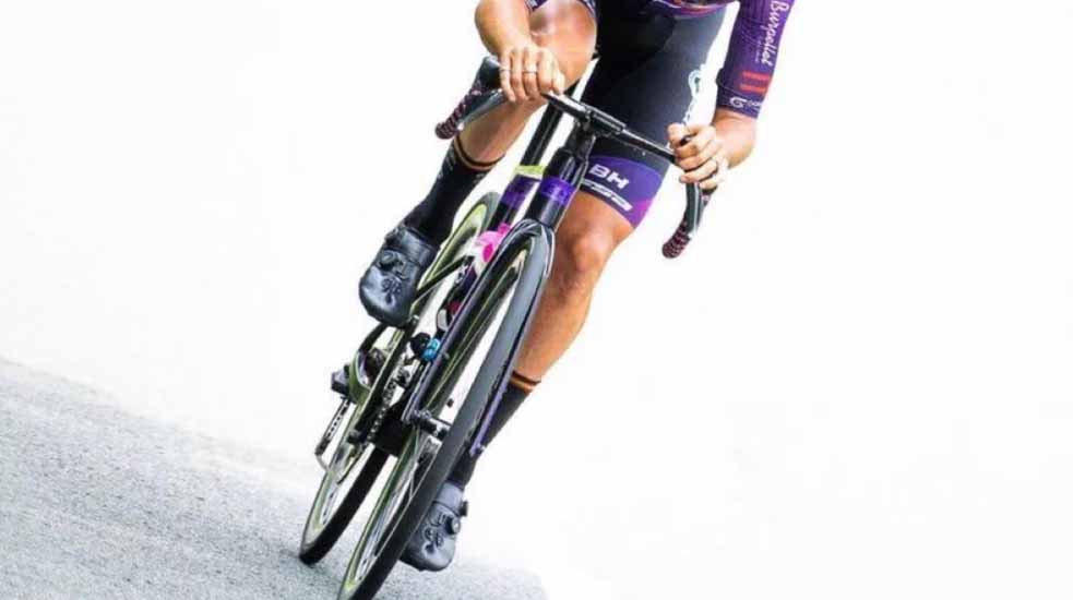 Se-esta-yendo-de-las-manos-con-las-manetas-hacia-dentro-en-las-bicis-de-carretera
