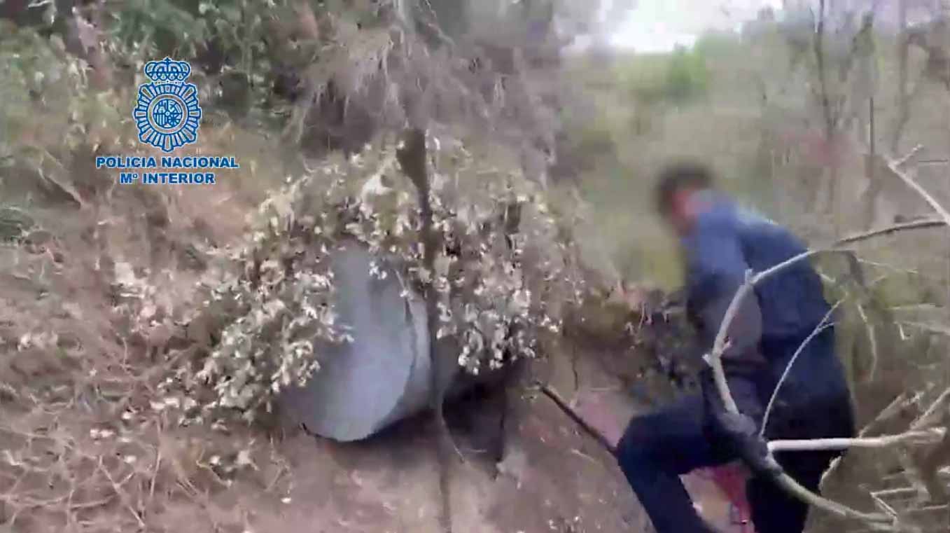 Vídeo: La Policía muestra los 400 litros de aceite a los ciclistas de La Vuelta