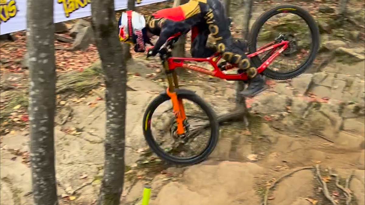Vídeo: La espectacular salvada de Jackson Goldstone en Mont Sainte Anne