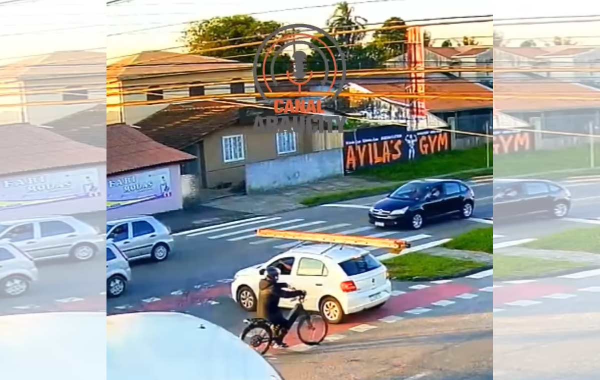 Cuidado-con-los-coches-en-el-carril-bici-y-con-su-carga-tambien