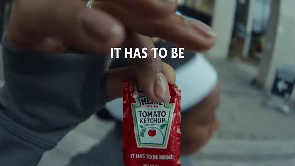 Peregrinación de ciclistas al McDonald en busca de "geles de ketchup" gratis