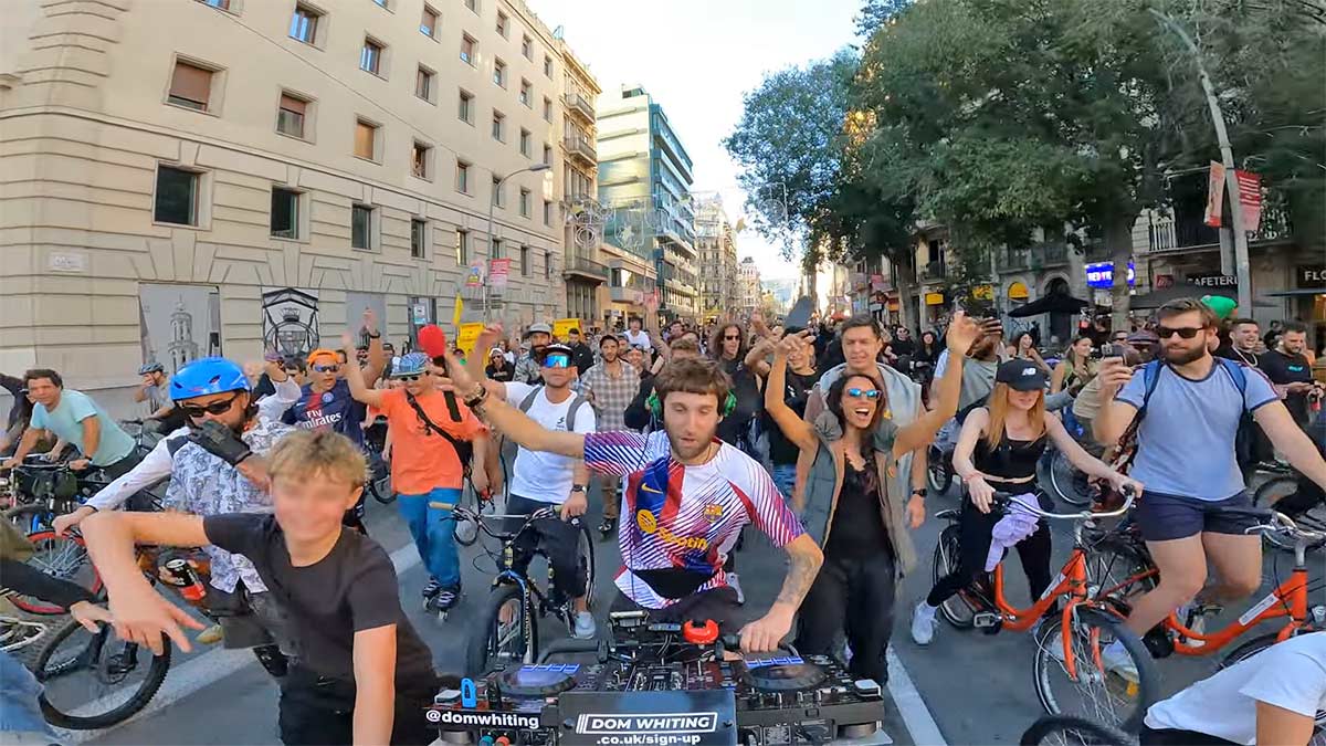 Vídeo: Así fue la espectacular Rave en bicicleta de Dom Whiting en Barcelona