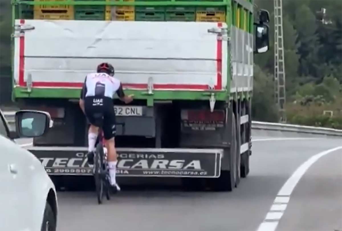 El-video-del-ciclista-del-UAE-Team-Emirtates-agarrado-a-un-camion-en-la-carretera