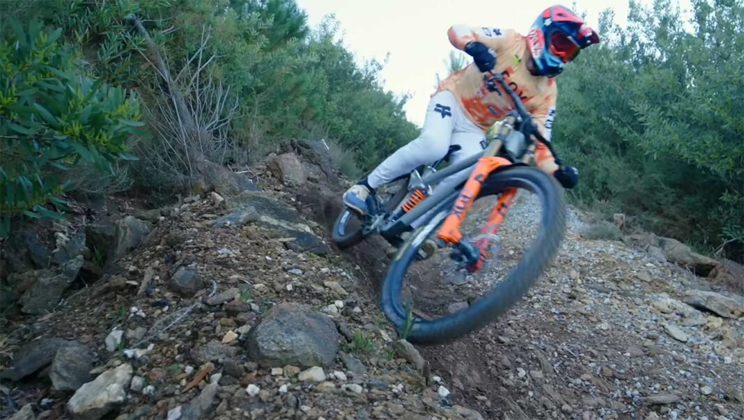 Angel-Suarez-volando-con-su-nueva-bicicleta-Frameworks-en-Ponte-de-Lima