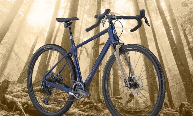 Espantada de Kona Bikes en la feria de la bicicleta de Sea Otter