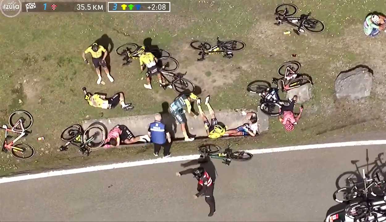 Vídeo-Vingegaard,-Roglic-y-Evenepoel-abandonan-la-Vuelta-al-País-Vasco-tras-esta-durísima-caída